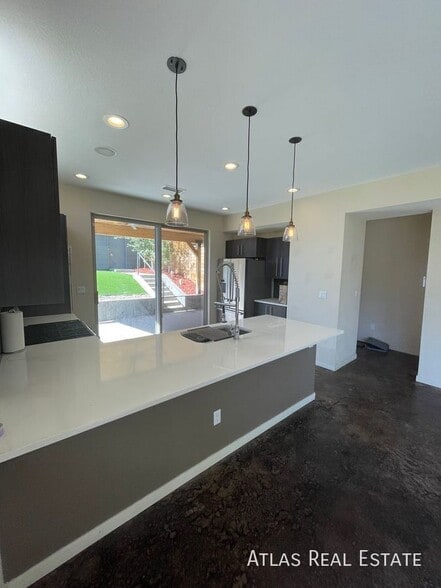 Building Photo - 3359 Mariposa St