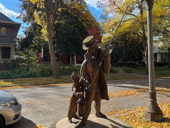 Building Photo - 462 Holly Ave