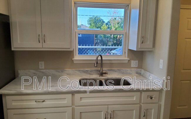 Building Photo - 2934 Carver Dr