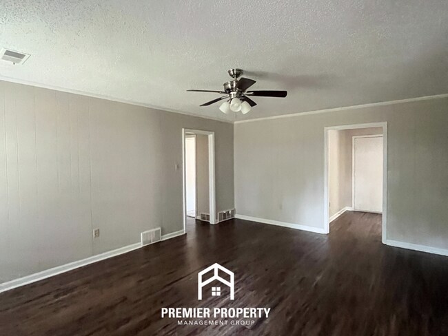 Building Photo - 5999 Pebblehill Dr