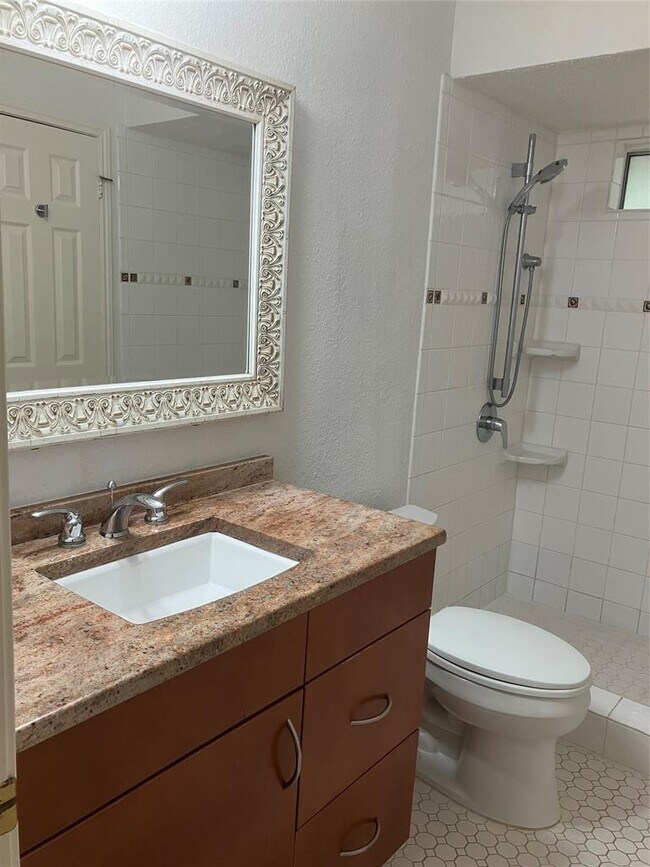 Building Photo - 3809 Spicewood Springs Rd