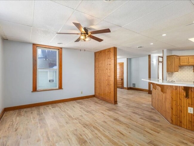 Building Photo - 520 1/2 W Bucyrus St- TOP FLOOR