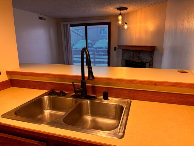 Building Photo - 9625 Independence Dr