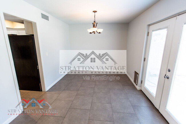 Building Photo - 310 E Bluebell Ln