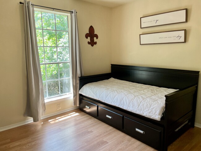 Upstairs bedroom with twin trundle bed - 716 Heavens Dr