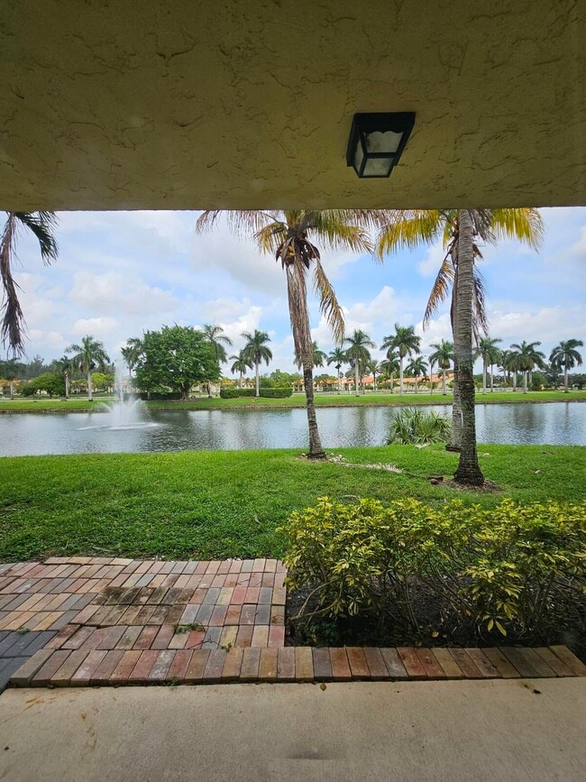 Building Photo - 1523 Lake Crystal Dr