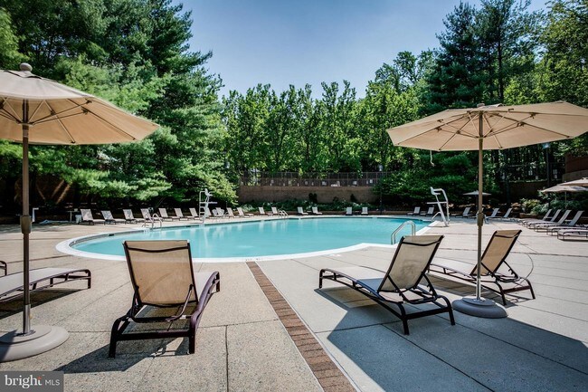 Building Photo - 10101 Grosvenor Pl