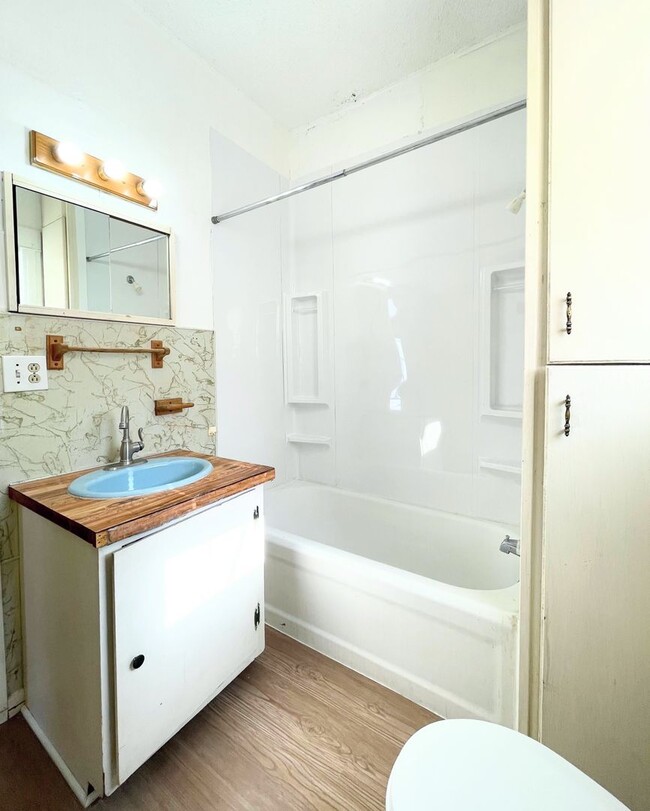 Building Photo - 3 Bed, 2 Bath Bungalow