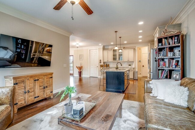 Building Photo - Custom built home in a great location in B...