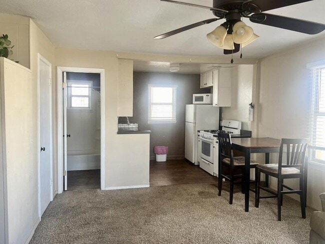 Building Photo - 564 N Main St