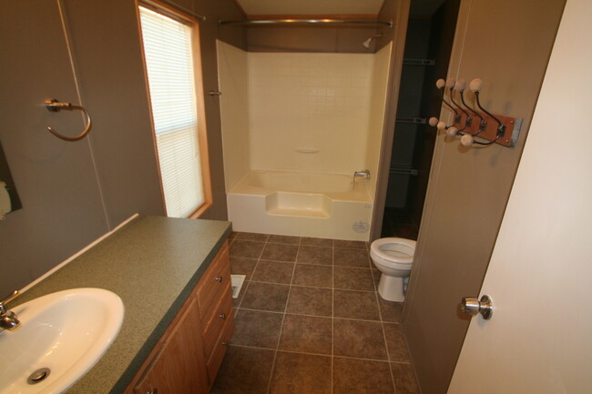 Building Photo - 3 bedroom 2 bathroom manufactured home