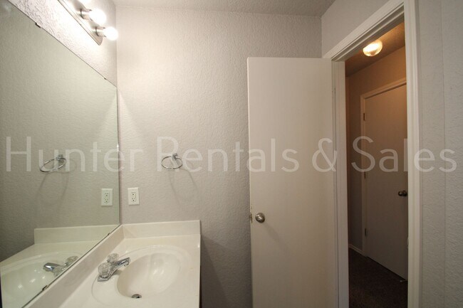 Building Photo - 3400 Lakecrest Dr