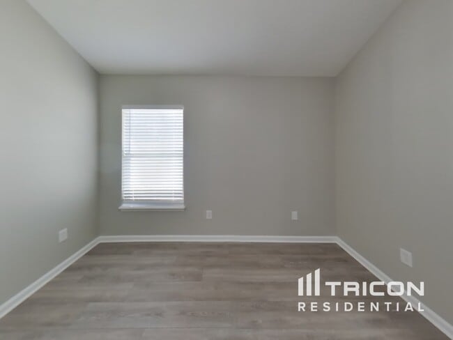 Building Photo - 825 Stallion Way