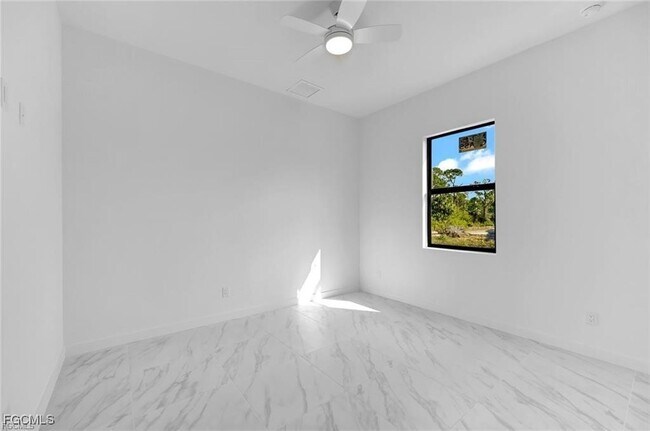 Building Photo - 846 Cadis St E