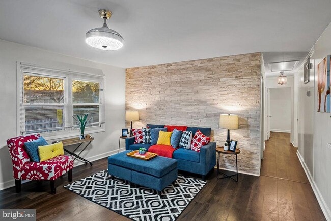 Building Photo - 903 Montrose Ave