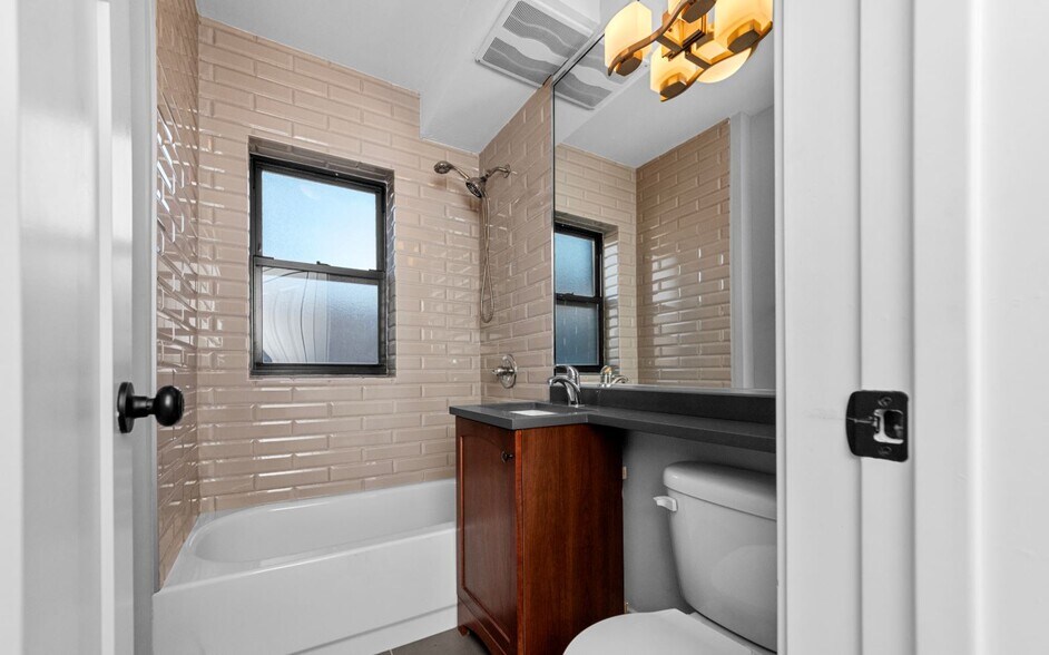 Building Photo - 556 W Arlington Pl