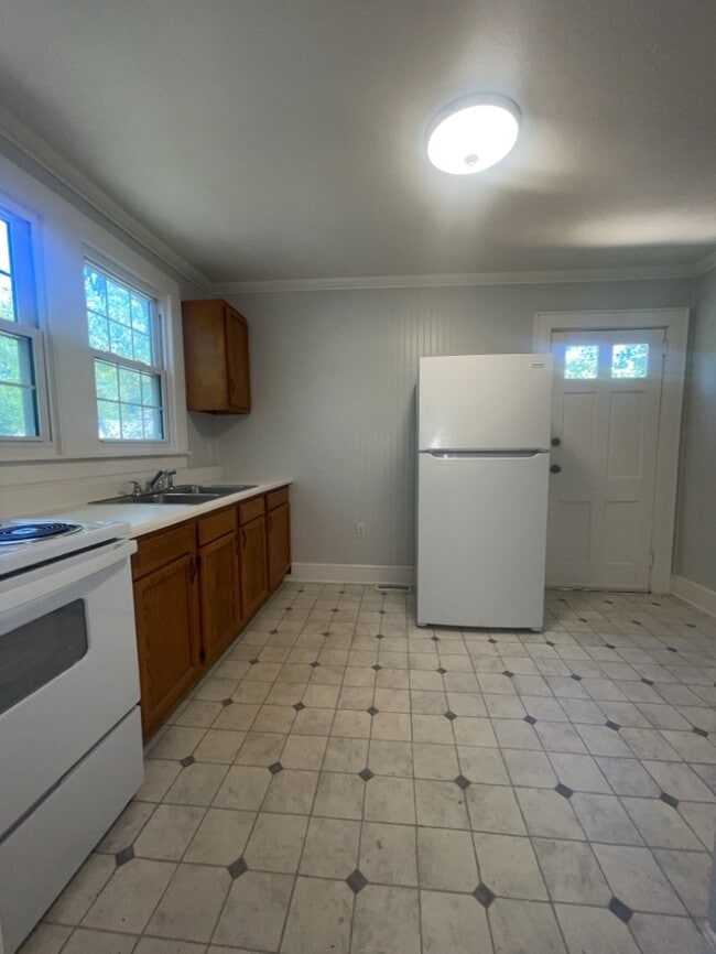 Building Photo - 2 Bedroom 1 Bathroom