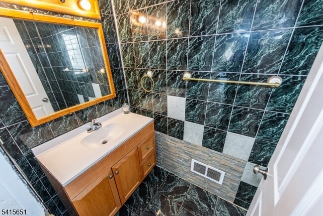 Building Photo - 323 Van Houten Ave