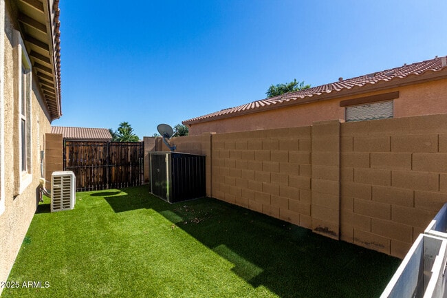 Building Photo - 18864 N Lariat Rd