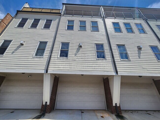 Building Photo - 200 Marion Pl NE