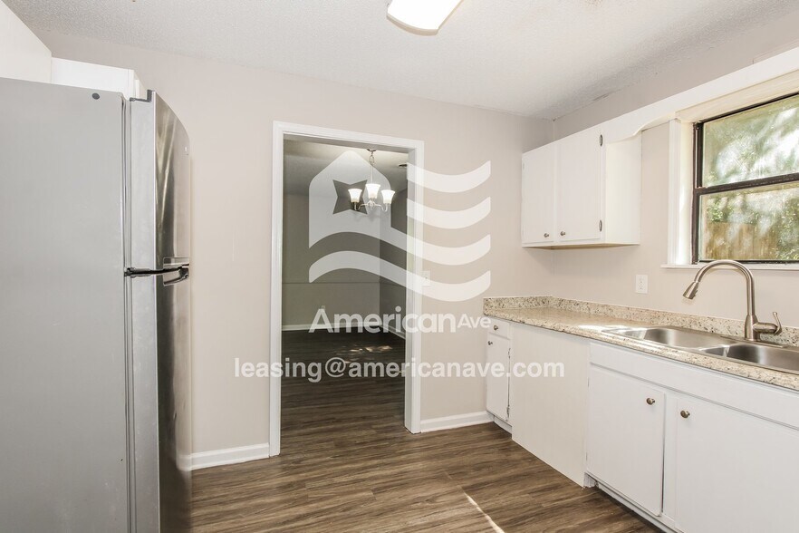 Building Photo - 105 Fallsbury Rd