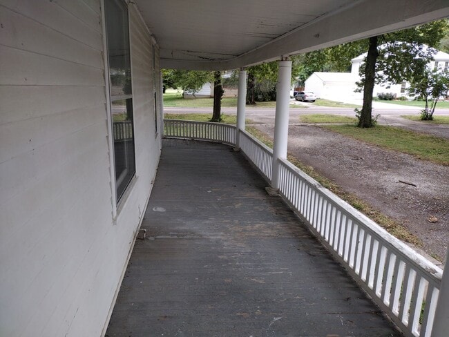 Building Photo - MAIN FLOOR LARGE APARTMENT