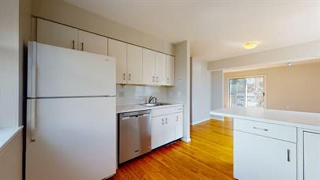 Building Photo - 2 Bedroom 2.5 Bath Townhouse