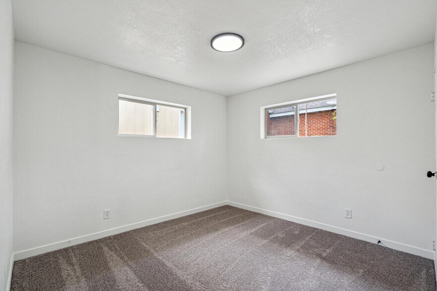Building Photo - 1330 Oak Pl