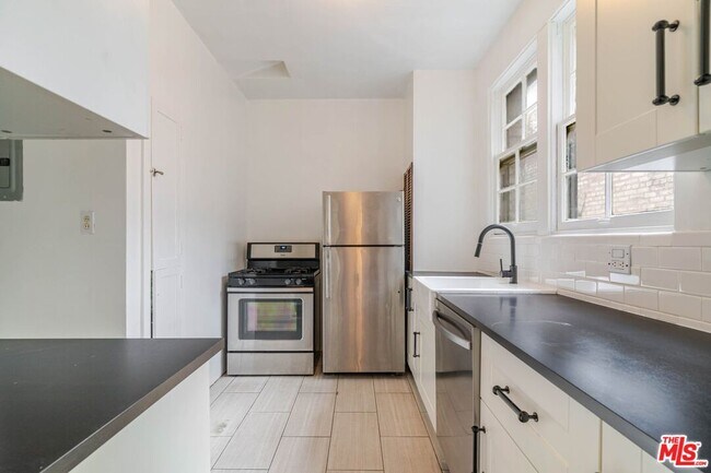 Building Photo - 1132 N Vista St