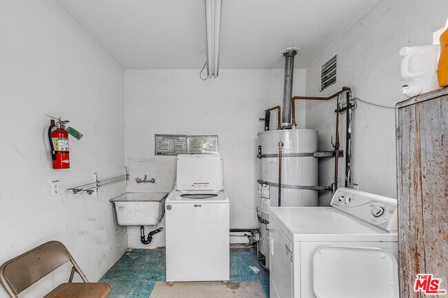 Building Photo - 1248 Barry Ave