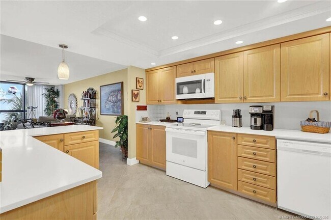 Building Photo - 10410 S Ocean Dr