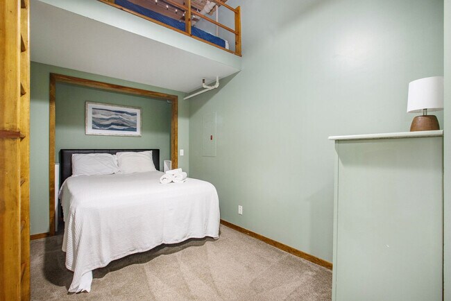 Building Photo - 110 N Harbor Dr