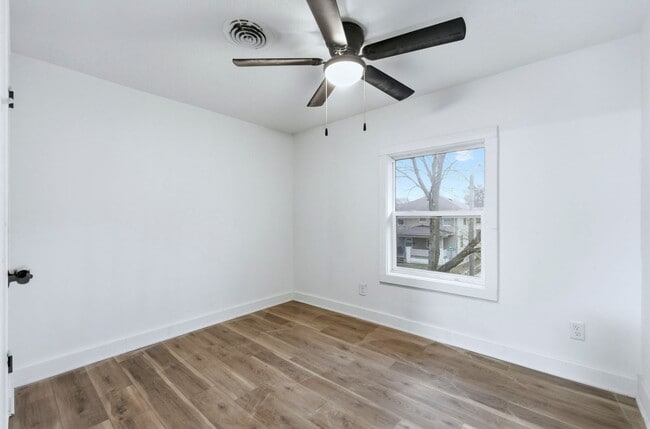 Building Photo - Freshly Updated 3-Bed Home with Back Parking