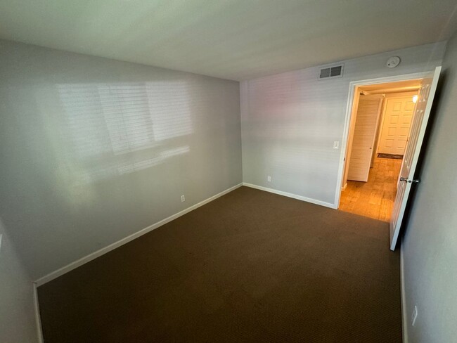 Building Photo - Three bedroom | Two bathroom | Midtown condo