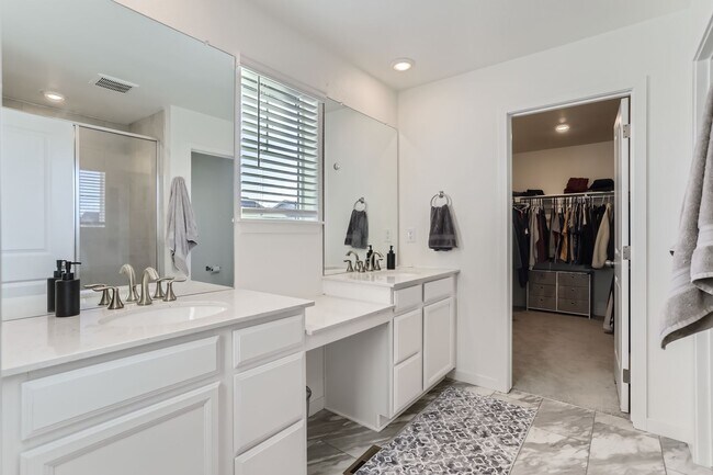 Building Photo - Stunning New Build in Aurora with Sleek Fi...