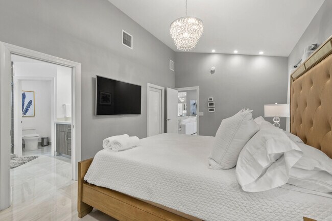 Building Photo - 7101 W Lake Dr