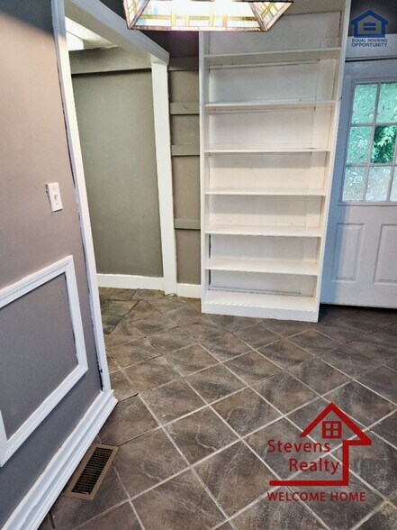 Building Photo - 912 W Scott Ave