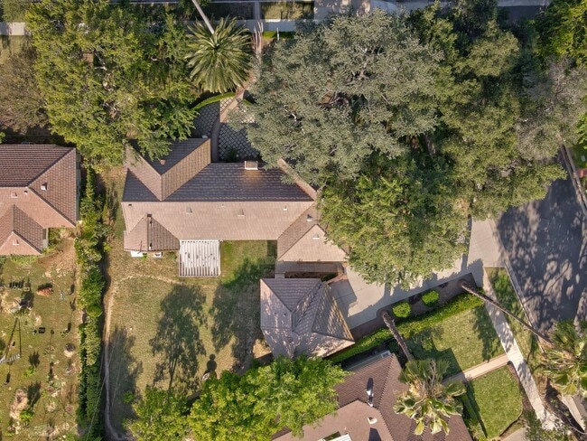 Building Photo - *** Gorgeous 4 bed 3 bath Single Family Ho...