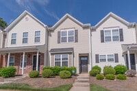 Building Photo - Townhome in a great location!