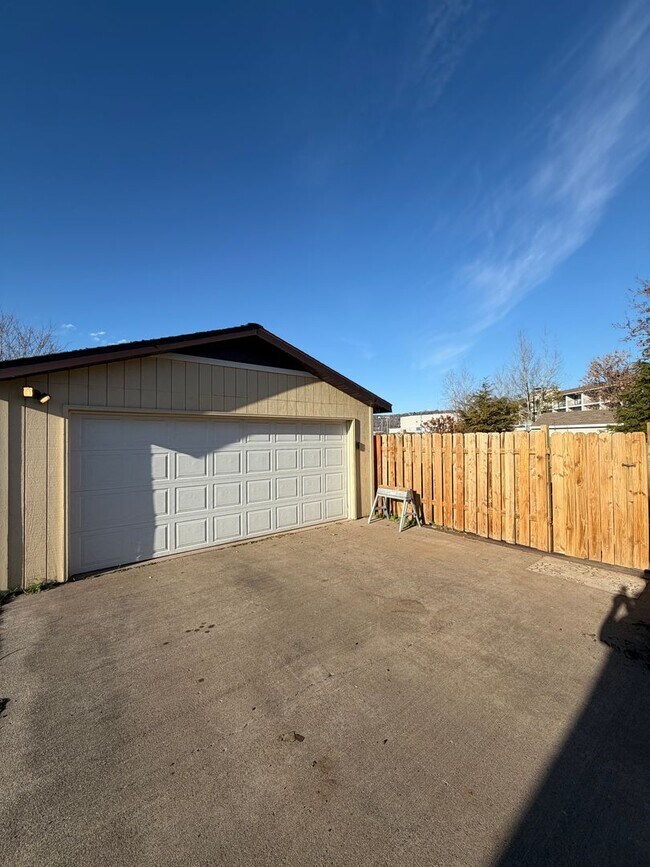 Building Photo - Available Now 3 Bedroom 1 Bath Home on Park Point