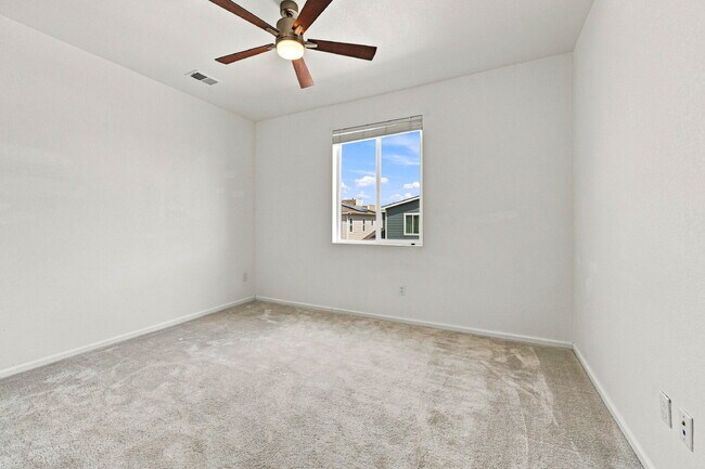 Building Photo - $2,495.95 - 3 Bed, 2.5 Bath Townhome in Aurora with Central AC and In Unit Laundry!