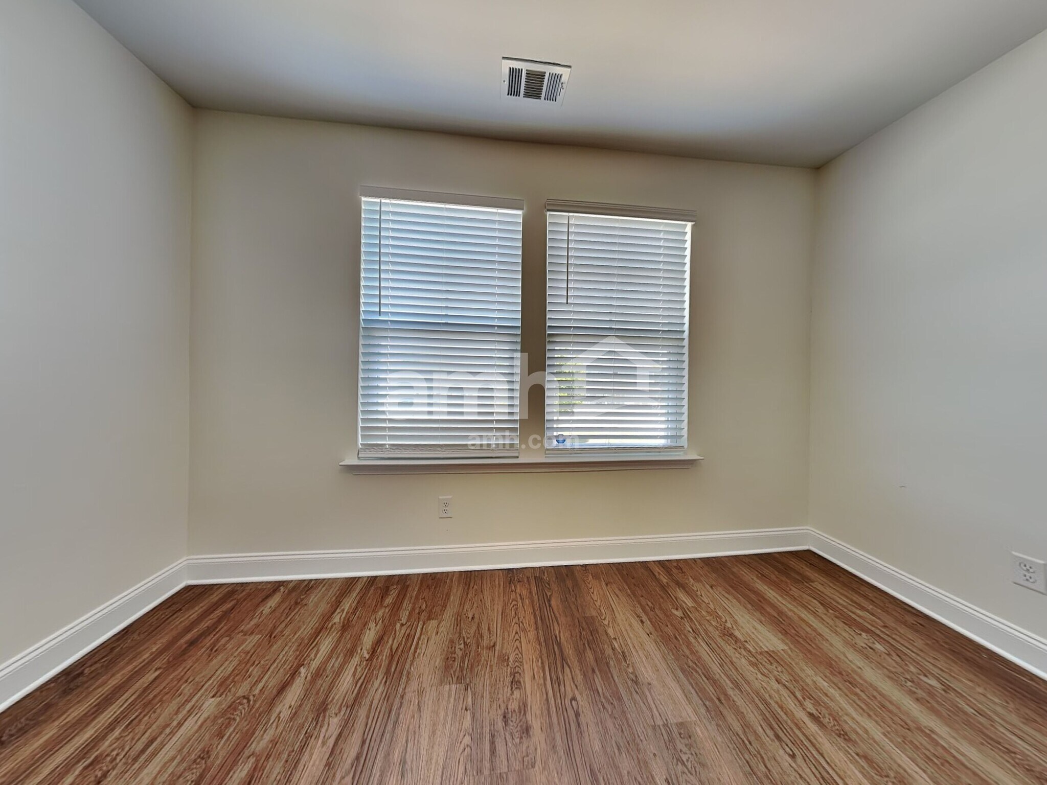 Building Photo - 243 Dogwood Cir