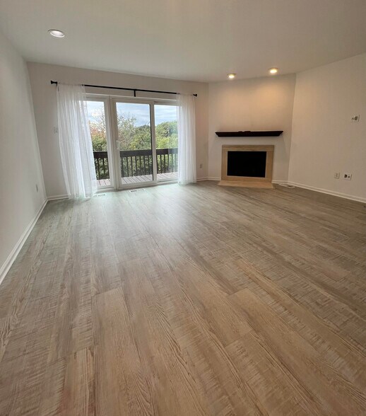 Extra large living room - 95 Timothy Cir