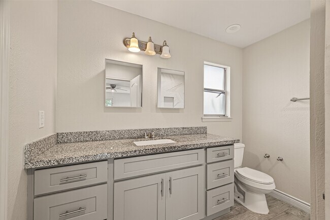 Building Photo - 3214 Longwood Dr