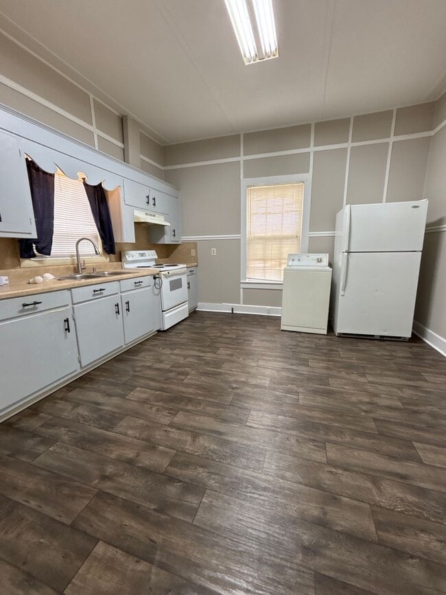 Building Photo - Cozy and Newly Renovated Home