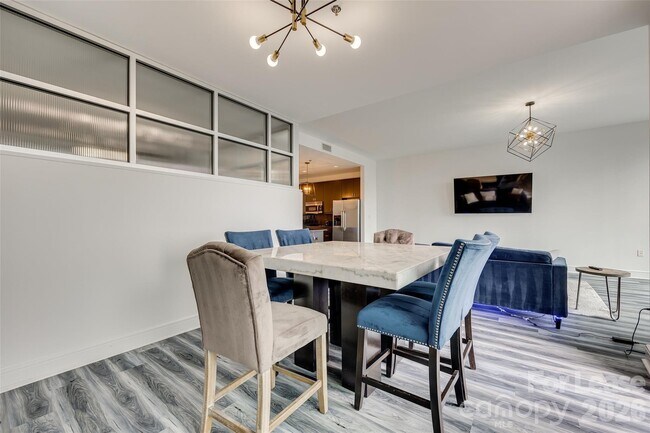 Building Photo - 333 W Trade St