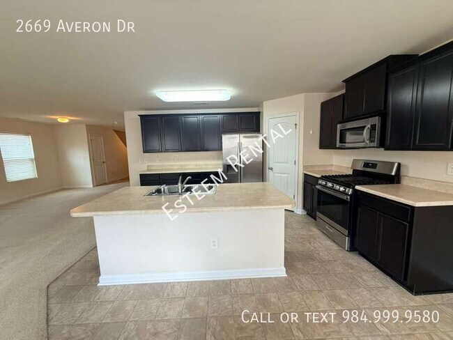 Building Photo - 2669 Averon Dr