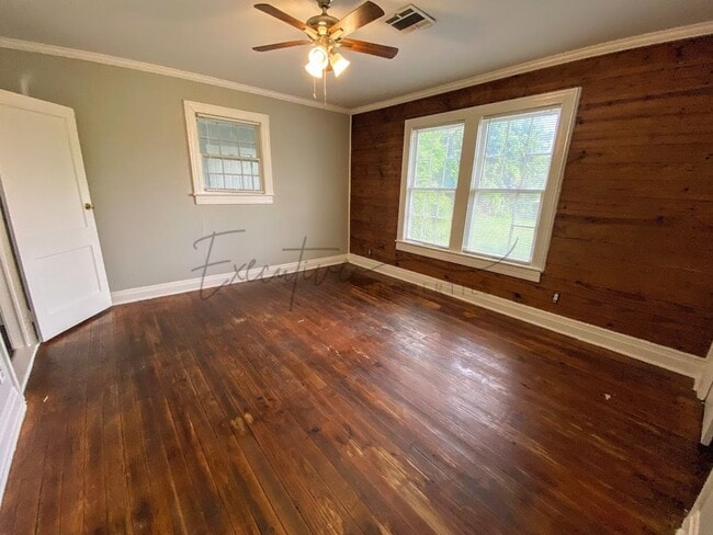 Building Photo - 2-Bedroom House with Bonus Space Near Downtown Lake Charles
