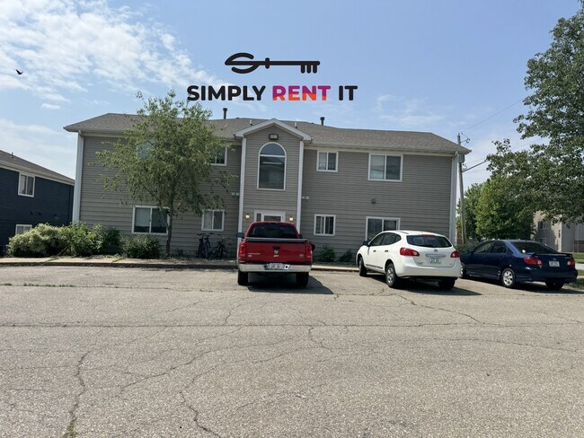 Primary Photo - 3 Bedroom 2 Bathroom with Internet!