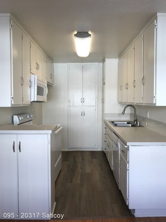 Building Photo - 20317 Saticoy St